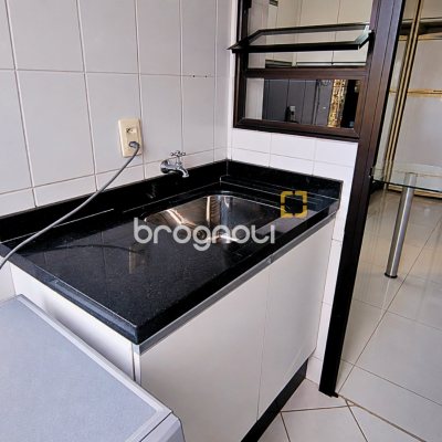 Apartamento com 83m², 3 quartos (sendo 1 suíte), 2 garagens, no bairro Coloninha em Florianópolis