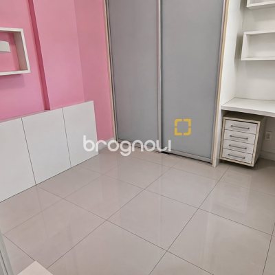 Apartamento com 83m², 3 quartos (sendo 1 suíte), 2 garagens, no bairro Coloninha em Florianópolis