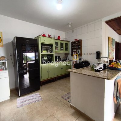 Casa com 300m², 5 quartos (sendo 1 suíte), 4 garagens, no bairro Córrego Grande em Florianópolis