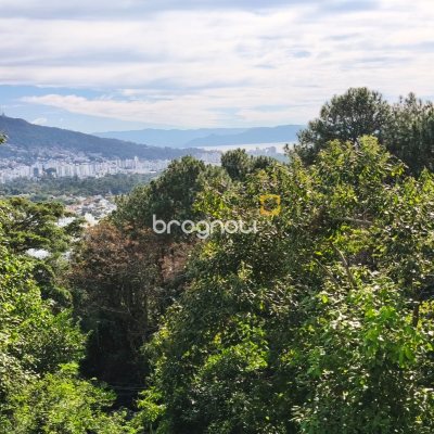 Casa com 300m², 5 quartos (sendo 1 suíte), 4 garagens, no bairro Córrego Grande em Florianópolis
