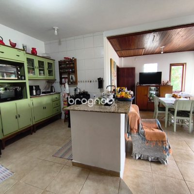 Casa com 300m², 5 quartos (sendo 1 suíte), 4 garagens, no bairro Córrego Grande em Florianópolis