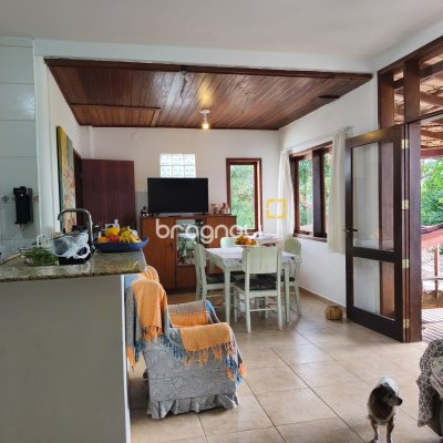 Casa com 300m², 5 quartos (sendo 1 suíte), 4 garagens, no bairro Córrego Grande em Florianópolis