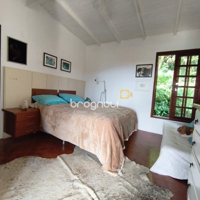 Casa com 300m², 5 quartos (sendo 1 suíte), 4 garagens, no bairro Córrego Grande em Florianópolis