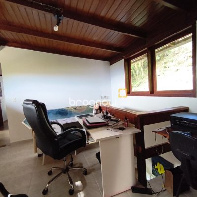 Casa com 300m², 5 quartos (sendo 1 suíte), 4 garagens, no bairro Córrego Grande em Florianópolis