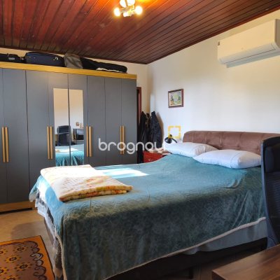 Casa com 300m², 5 quartos (sendo 1 suíte), 4 garagens, no bairro Córrego Grande em Florianópolis