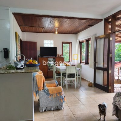 Casa com 300m², 5 quartos (sendo 1 suíte), 4 garagens, no bairro Córrego Grande em Florianópolis