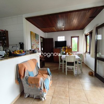 Casa com 300m², 5 quartos (sendo 1 suíte), 4 garagens, no bairro Córrego Grande em Florianópolis