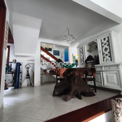 Casa com 300m², 5 quartos (sendo 1 suíte), 4 garagens, no bairro Córrego Grande em Florianópolis