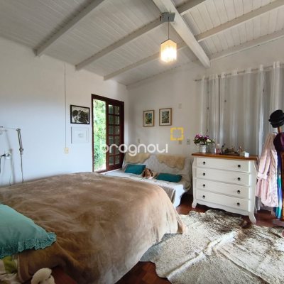 Casa com 300m², 5 quartos (sendo 1 suíte), 4 garagens, no bairro Córrego Grande em Florianópolis