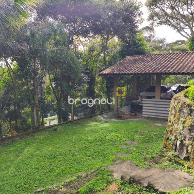 Casa com 300m², 5 quartos (sendo 1 suíte), 4 garagens, no bairro Córrego Grande em Florianópolis