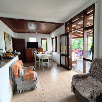 Casa com 300m², 5 quartos (sendo 1 suíte), 4 garagens, no bairro Córrego Grande em Florianópolis