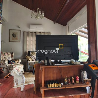 Casa com 300m², 5 quartos (sendo 1 suíte), 4 garagens, no bairro Córrego Grande em Florianópolis