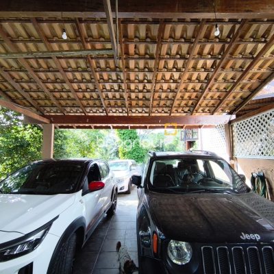 Casa com 300m², 5 quartos (sendo 1 suíte), 4 garagens, no bairro Córrego Grande em Florianópolis