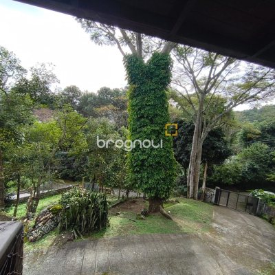 Casa com 300m², 5 quartos (sendo 1 suíte), 4 garagens, no bairro Córrego Grande em Florianópolis