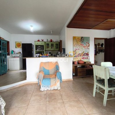 Casa com 300m², 5 quartos (sendo 1 suíte), 4 garagens, no bairro Córrego Grande em Florianópolis