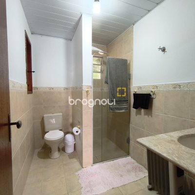 Casa com 300m², 5 quartos (sendo 1 suíte), 4 garagens, no bairro Córrego Grande em Florianópolis