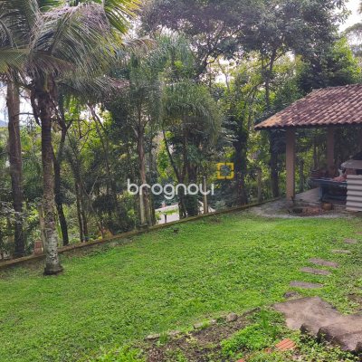 Casa com 300m², 5 quartos (sendo 1 suíte), 4 garagens, no bairro Córrego Grande em Florianópolis