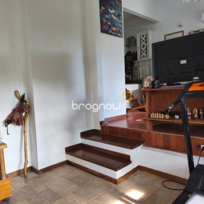 Casa com 300m², 5 quartos (sendo 1 suíte), 4 garagens, no bairro Córrego Grande em Florianópolis