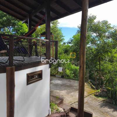Casa com 300m², 5 quartos (sendo 1 suíte), 4 garagens, no bairro Córrego Grande em Florianópolis