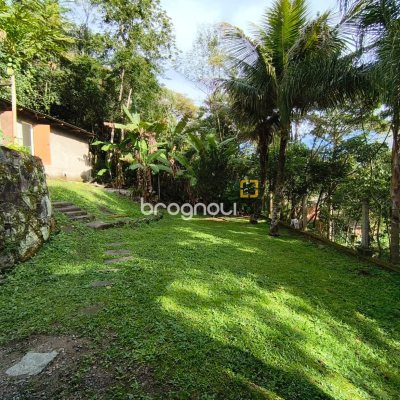 Casa com 300m², 5 quartos (sendo 1 suíte), 4 garagens, no bairro Córrego Grande em Florianópolis