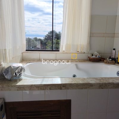 Casa com 300m², 5 quartos (sendo 1 suíte), 4 garagens, no bairro Córrego Grande em Florianópolis