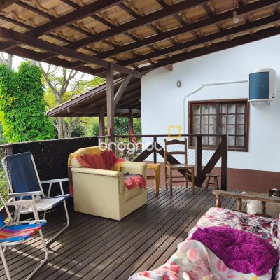Casa com 300m², 5 quartos (sendo 1 suíte), 4 garagens, no bairro Córrego Grande em Florianópolis