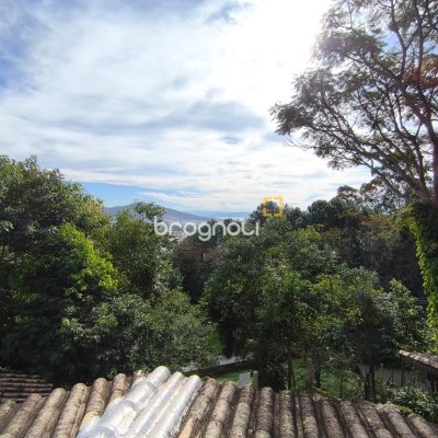 Casa com 300m², 5 quartos (sendo 1 suíte), 4 garagens, no bairro Córrego Grande em Florianópolis