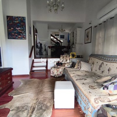 Casa com 300m², 5 quartos (sendo 1 suíte), 4 garagens, no bairro Córrego Grande em Florianópolis