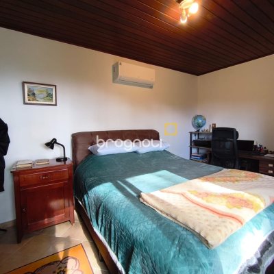 Casa com 300m², 5 quartos (sendo 1 suíte), 4 garagens, no bairro Córrego Grande em Florianópolis