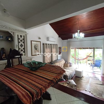 Casa com 300m², 5 quartos (sendo 1 suíte), 4 garagens, no bairro Córrego Grande em Florianópolis