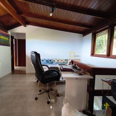 Casa com 300m², 5 quartos (sendo 1 suíte), 4 garagens, no bairro Córrego Grande em Florianópolis