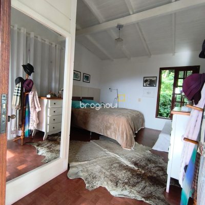 Casa com 300m², 5 quartos (sendo 1 suíte), 4 garagens, no bairro Córrego Grande em Florianópolis