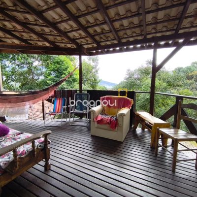 Casa com 300m², 5 quartos (sendo 1 suíte), 4 garagens, no bairro Córrego Grande em Florianópolis