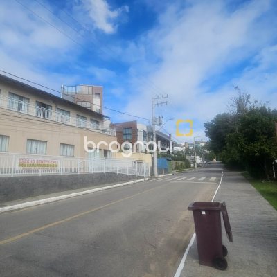 Apartamento com 60m², 2 quartos (sendo 1 suíte), 1 garagem, no bairro Cacupé em Florianópolis
