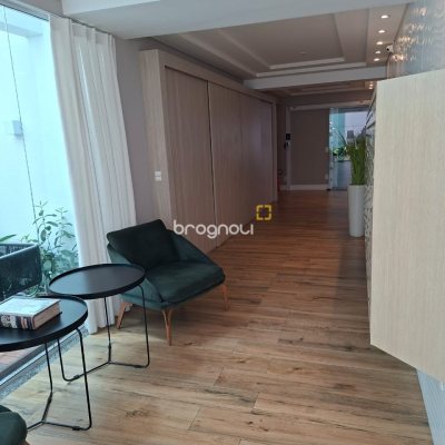 Apartamento com 62m², 2 quartos (sendo 1 suíte), 1 garagem, no bairro Roçado em São José