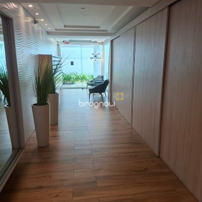 Apartamento com 62m², 2 quartos (sendo 1 suíte), 1 garagem, no bairro Roçado em São José
