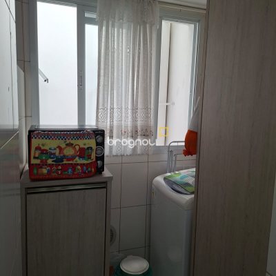 Apartamento com 62m², 2 quartos (sendo 1 suíte), 1 garagem, no bairro Roçado em São José