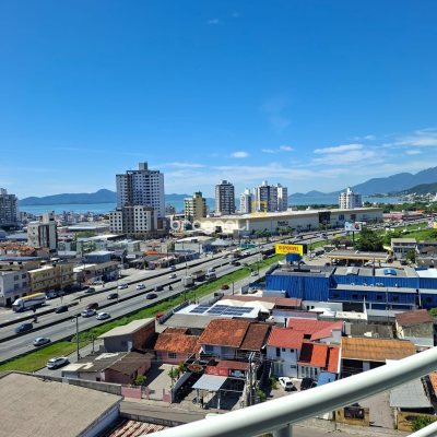 Apartamento com 62m², 2 quartos (sendo 1 suíte), 1 garagem, no bairro Roçado em São José
