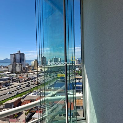 Apartamento com 62m², 2 quartos (sendo 1 suíte), 1 garagem, no bairro Roçado em São José
