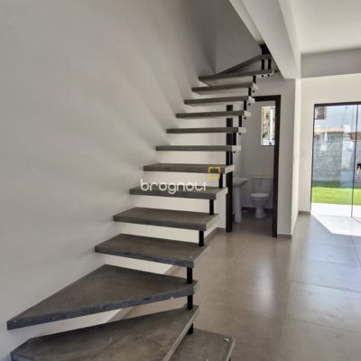 Casa com 93m², 2 quartos (sendo 2 suítes), 2 garagens, no bairro São João do Rio Vermelho em Florianópolis