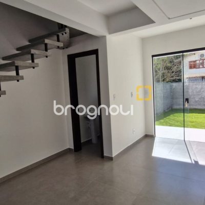 Casa com 93m², 2 quartos (sendo 2 suítes), 2 garagens, no bairro São João do Rio Vermelho em Florianópolis