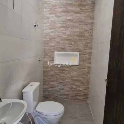 Casa com 93m², 2 quartos (sendo 2 suítes), 2 garagens, no bairro São João do Rio Vermelho em Florianópolis