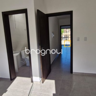 Casa com 93m², 2 quartos (sendo 2 suítes), 2 garagens, no bairro São João do Rio Vermelho em Florianópolis