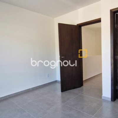 Casa com 93m², 2 quartos (sendo 2 suítes), 2 garagens, no bairro São João do Rio Vermelho em Florianópolis