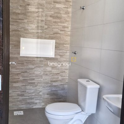 Casa com 93m², 2 quartos (sendo 2 suítes), 2 garagens, no bairro São João do Rio Vermelho em Florianópolis