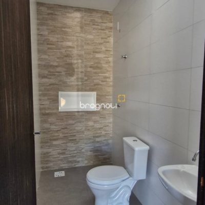 Casa com 93m², 2 quartos (sendo 2 suítes), 2 garagens, no bairro São João do Rio Vermelho em Florianópolis