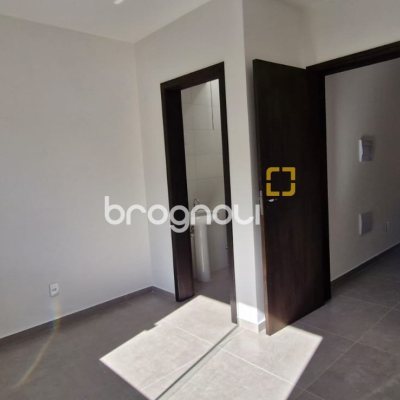 Casa com 93m², 2 quartos (sendo 2 suítes), 2 garagens, no bairro São João do Rio Vermelho em Florianópolis