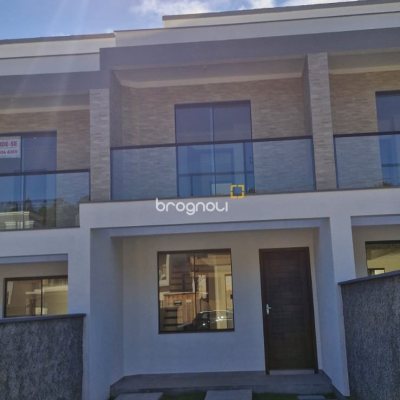 Casa com 93m², 2 quartos (sendo 2 suítes), 2 garagens, no bairro São João do Rio Vermelho em Florianópolis