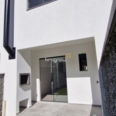 Casa com 93m², 2 quartos (sendo 2 suítes), 2 garagens, no bairro São João do Rio Vermelho em Florianópolis