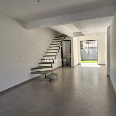 Casa com 93m², 2 quartos (sendo 2 suítes), 2 garagens, no bairro São João do Rio Vermelho em Florianópolis